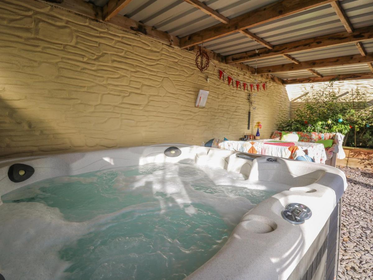 Yr Hen Llaethdy Villa Troedyraur Dış mekan fotoğraf